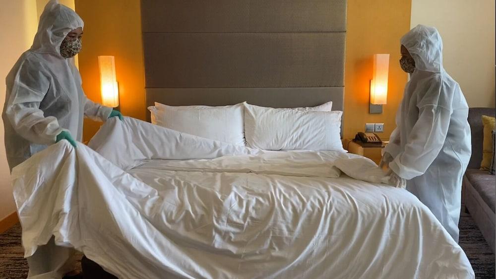 โรงแรมเดอะ วอเตอร์ฟรอนต์ กูชิง ภายนอก รูปภาพ Housekeeping staff making a bed