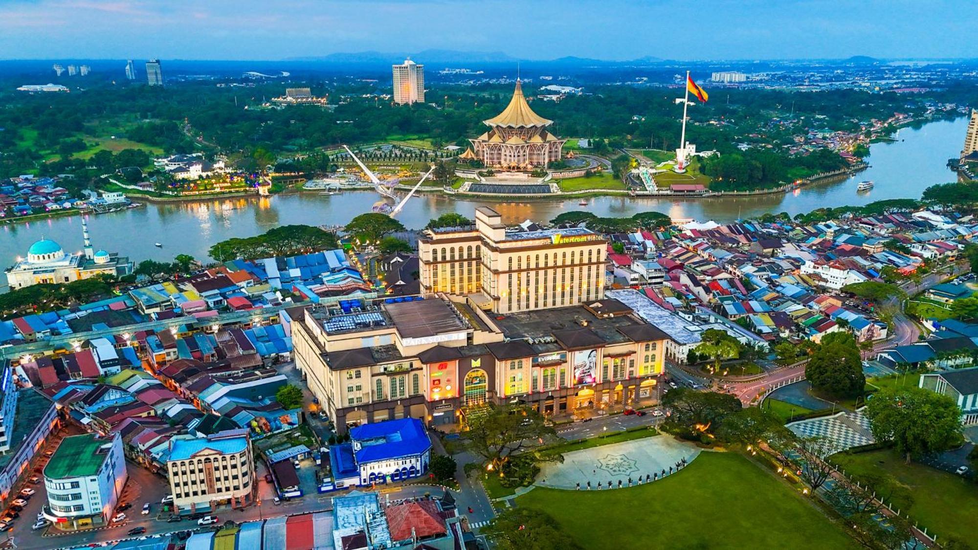 โรงแรมเดอะ วอเตอร์ฟรอนต์ กูชิง ภายนอก รูปภาพ Aerial view of the city centre