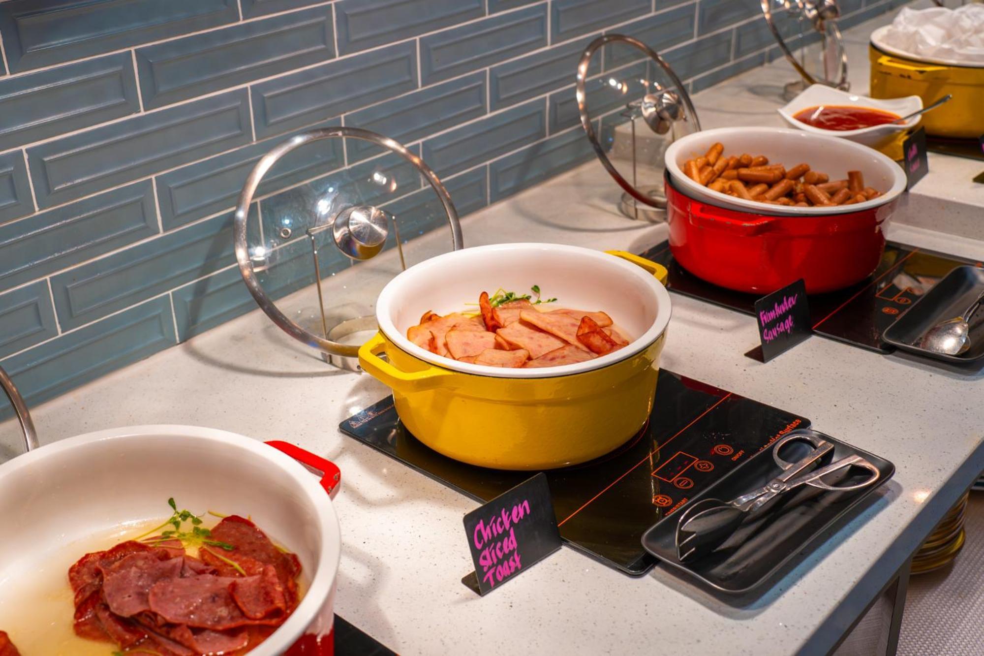 โรงแรมเดอะ วอเตอร์ฟรอนต์ กูชิง ภายนอก รูปภาพ A selection of cooked meats at a buffet