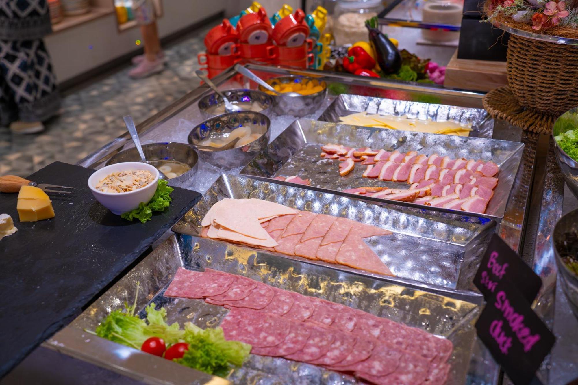 โรงแรมเดอะ วอเตอร์ฟรอนต์ กูชิง ภายนอก รูปภาพ A selection of cold cuts
