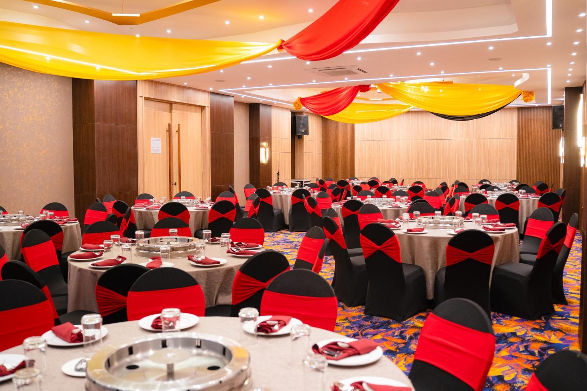 โรงแรมเดอะ วอเตอร์ฟรอนต์ กูชิง ภายนอก รูปภาพ A banquet hall