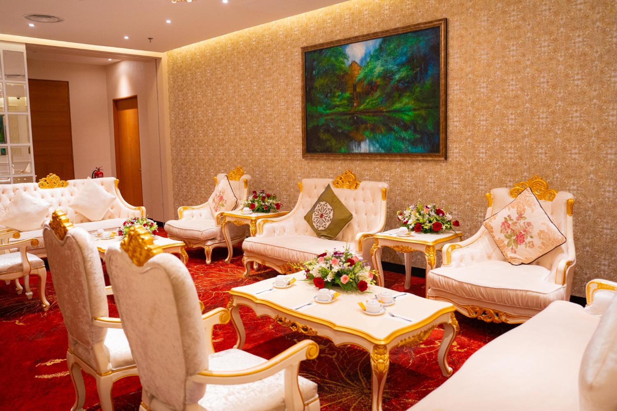 โรงแรมเดอะ วอเตอร์ฟรอนต์ กูชิง ภายนอก รูปภาพ The interior of the hotel