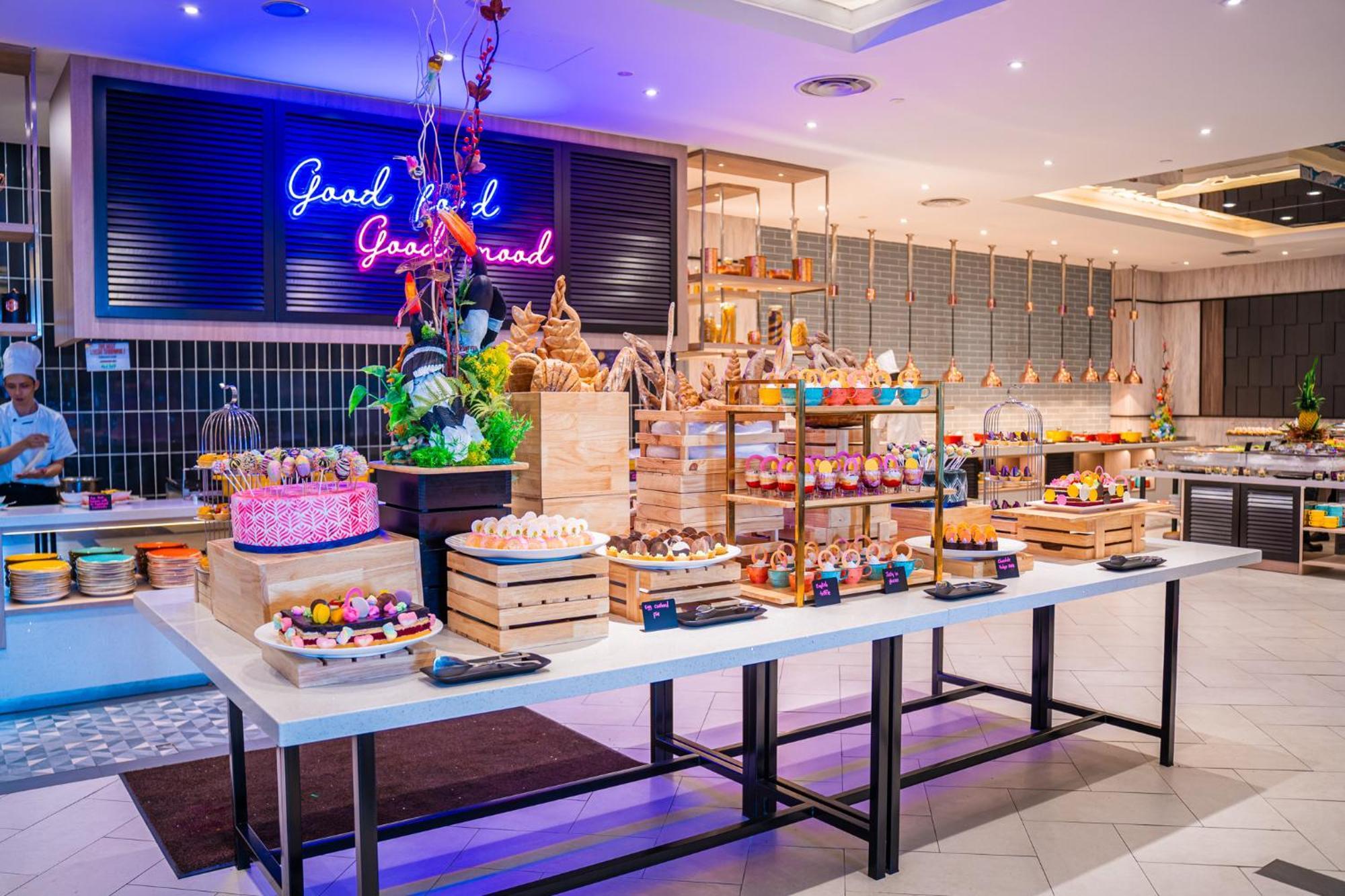 โรงแรมเดอะ วอเตอร์ฟรอนต์ กูชิง ภายนอก รูปภาพ The dessert counter at the buffet