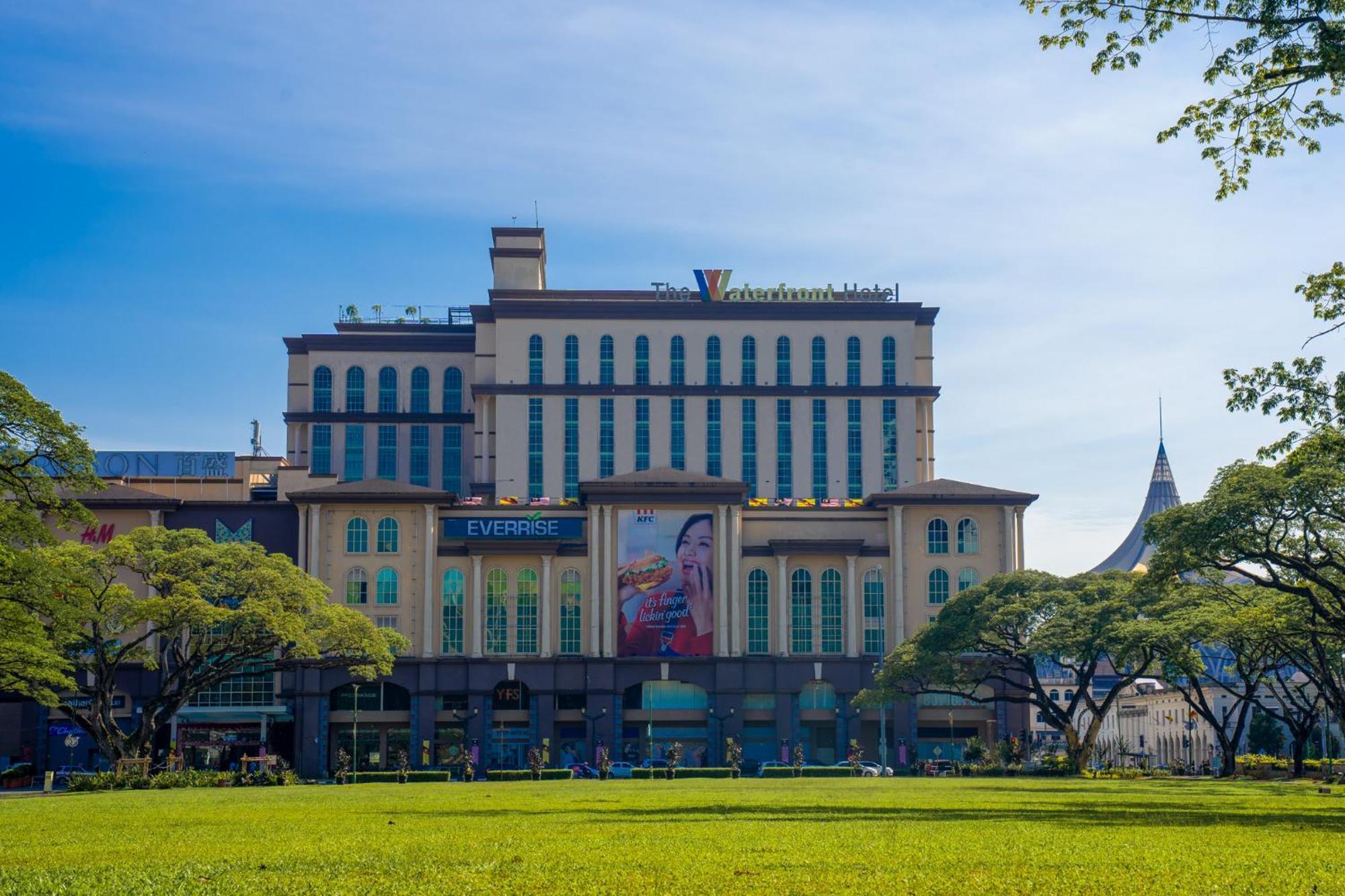 โรงแรมเดอะ วอเตอร์ฟรอนต์ กูชิง ภายนอก รูปภาพ The hotel in 2019