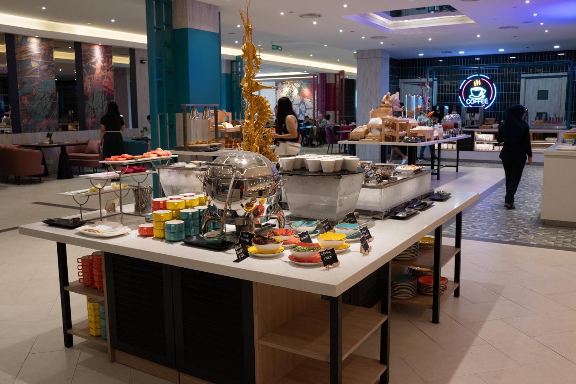 โรงแรมเดอะ วอเตอร์ฟรอนต์ กูชิง ภายนอก รูปภาพ The buffet at the hotel