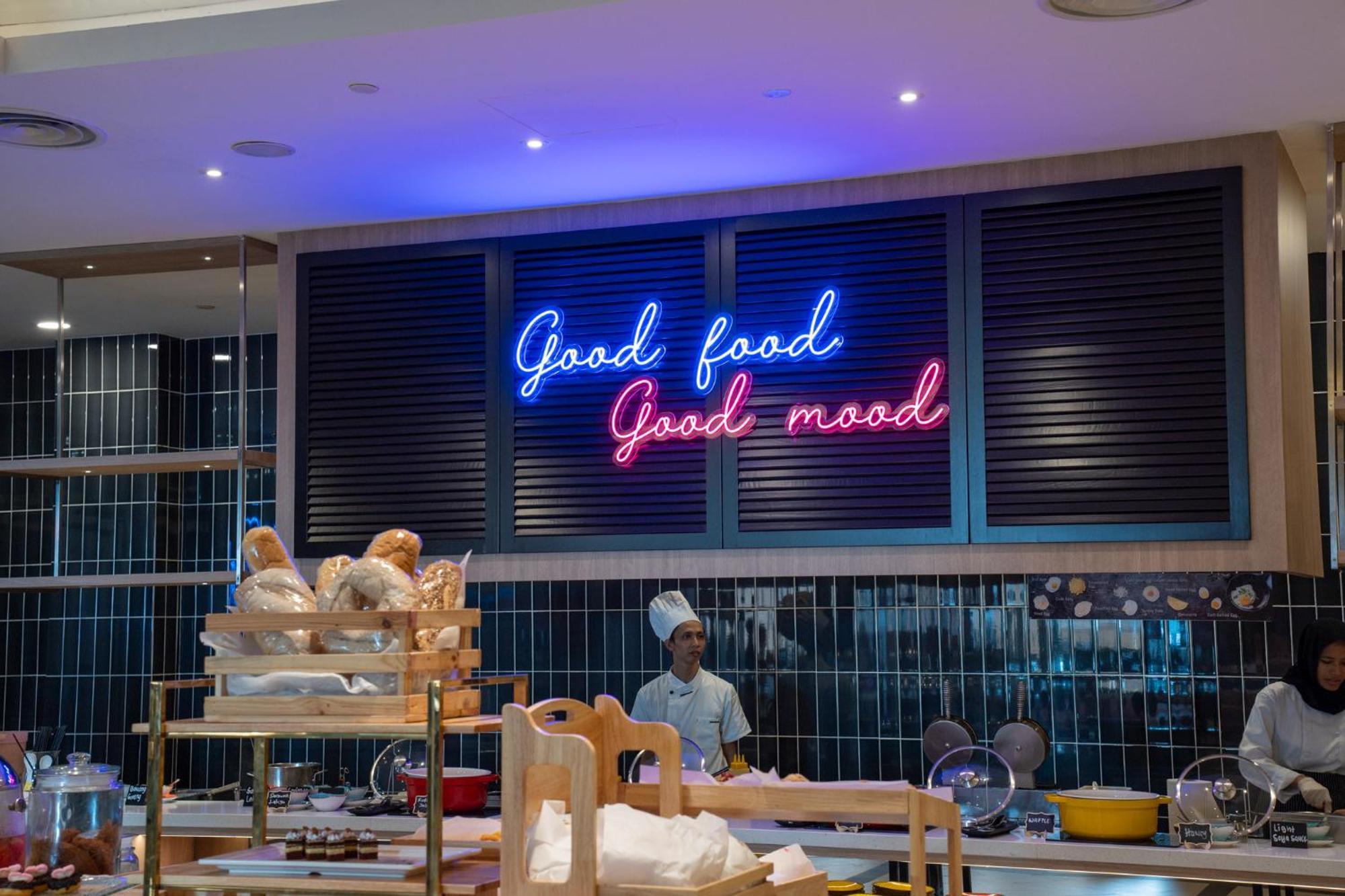โรงแรมเดอะ วอเตอร์ฟรอนต์ กูชิง ภายนอก รูปภาพ A neon sign at a restaurant in Kuala Lumpur, Malaysia