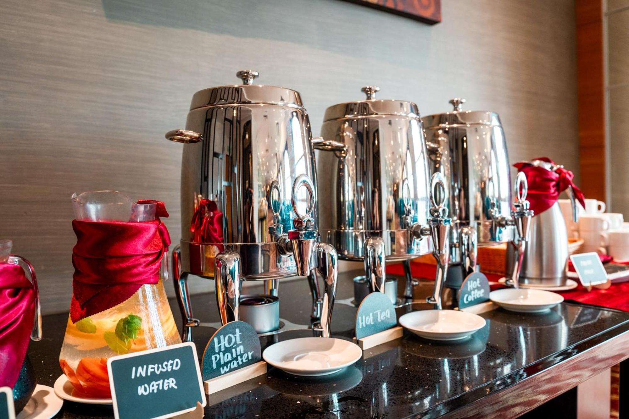 โรงแรมเดอะ วอเตอร์ฟรอนต์ กูชิง ภายนอก รูปภาพ A selection of hot and cold beverages