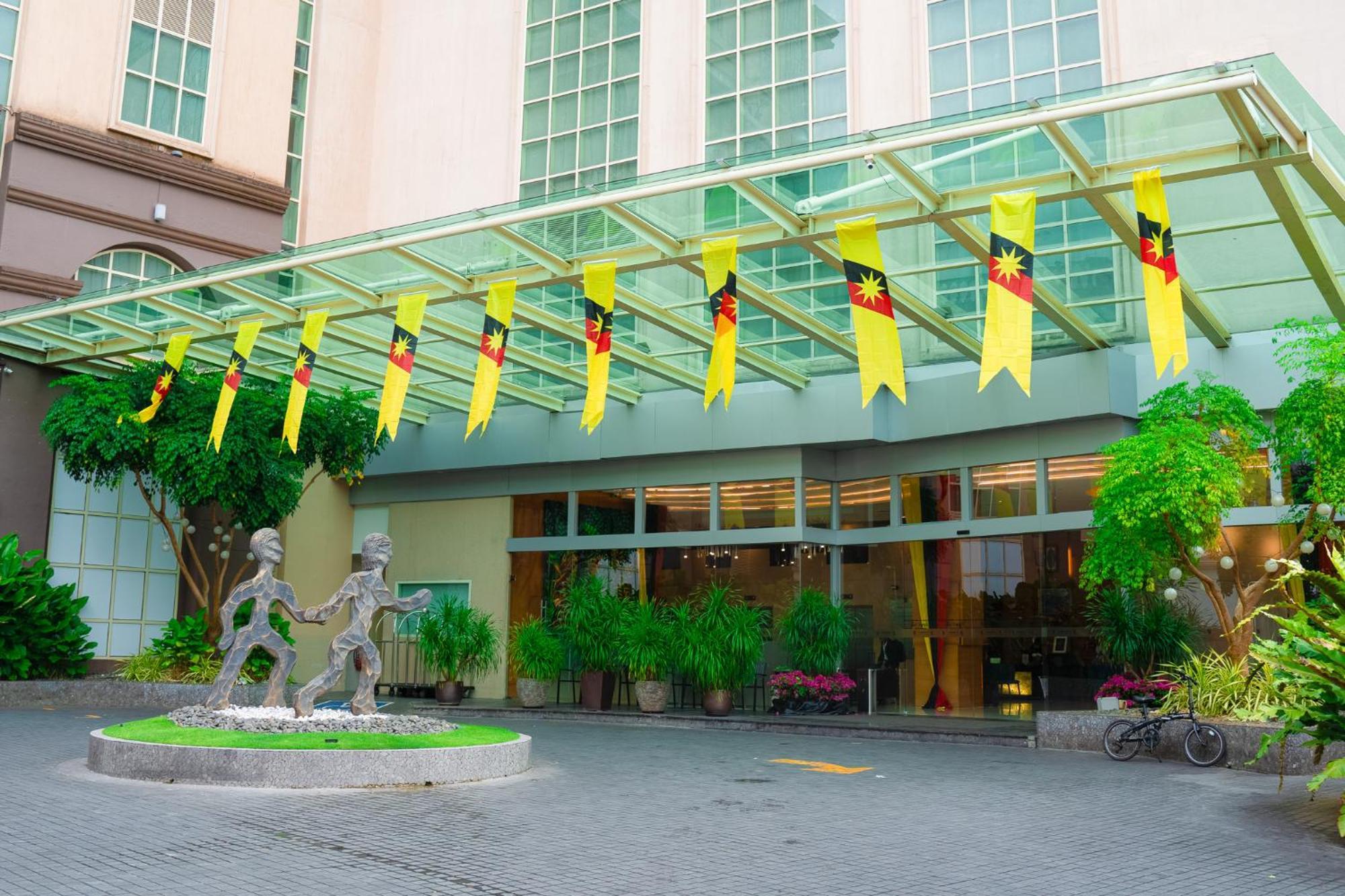 โรงแรมเดอะ วอเตอร์ฟรอนต์ กูชิง ภายนอก รูปภาพ The main entrance of the hotel