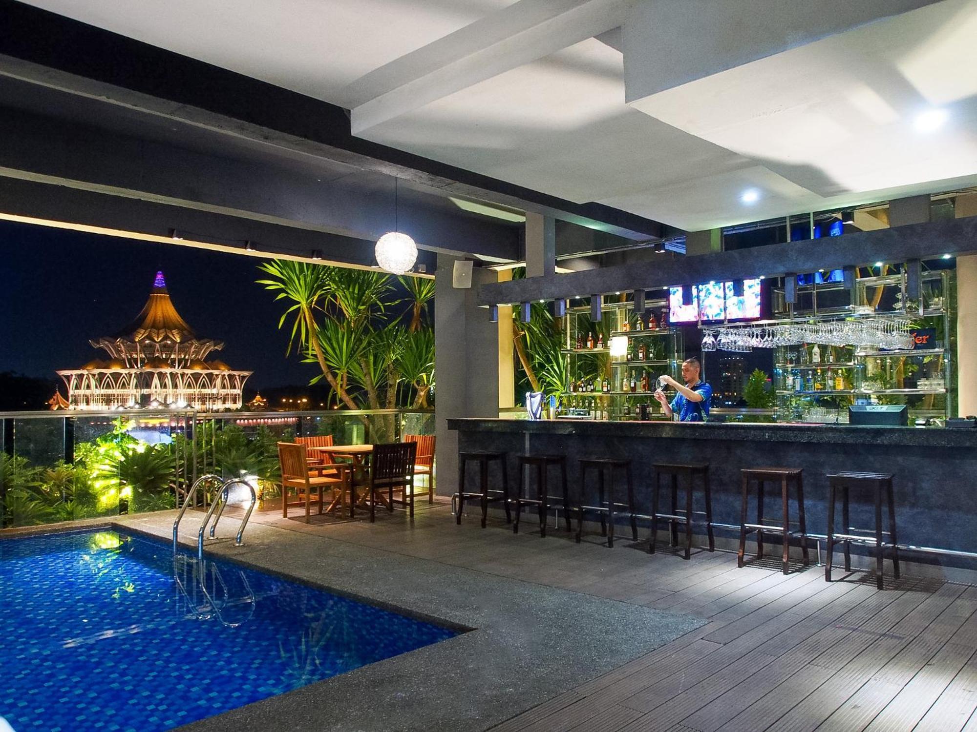 โรงแรมเดอะ วอเตอร์ฟรอนต์ กูชิง ภายนอก รูปภาพ Sky Bar