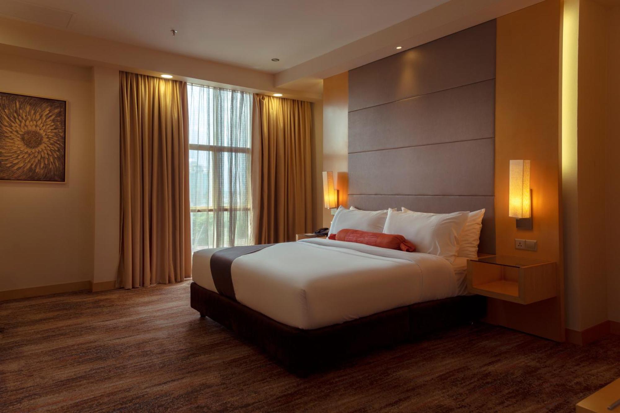 โรงแรมเดอะ วอเตอร์ฟรอนต์ กูชิง ภายนอก รูปภาพ A bedroom at the hotel