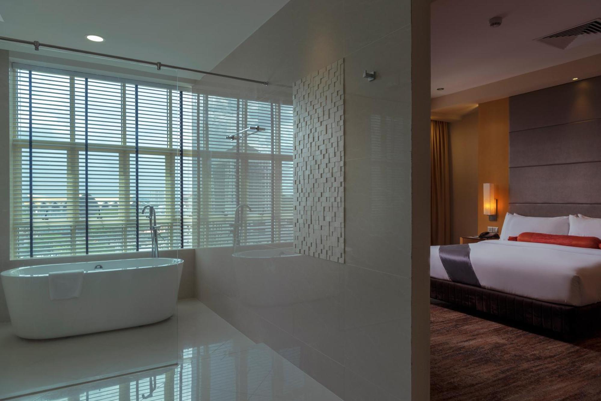 โรงแรมเดอะ วอเตอร์ฟรอนต์ กูชิง ภายนอก รูปภาพ A bathroom at the hotel