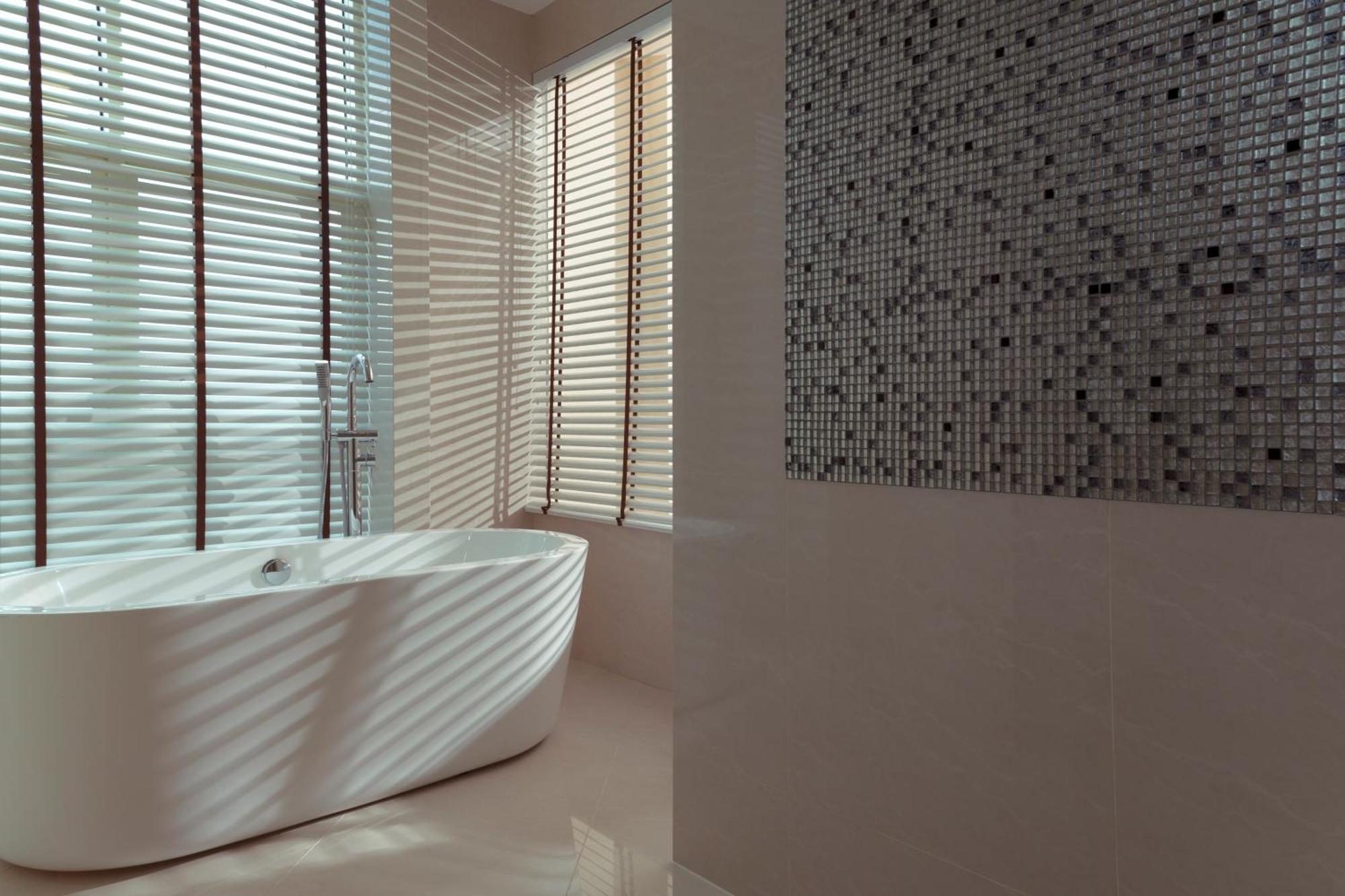โรงแรมเดอะ วอเตอร์ฟรอนต์ กูชิง ภายนอก รูปภาพ Venetian plaster in a bathroom