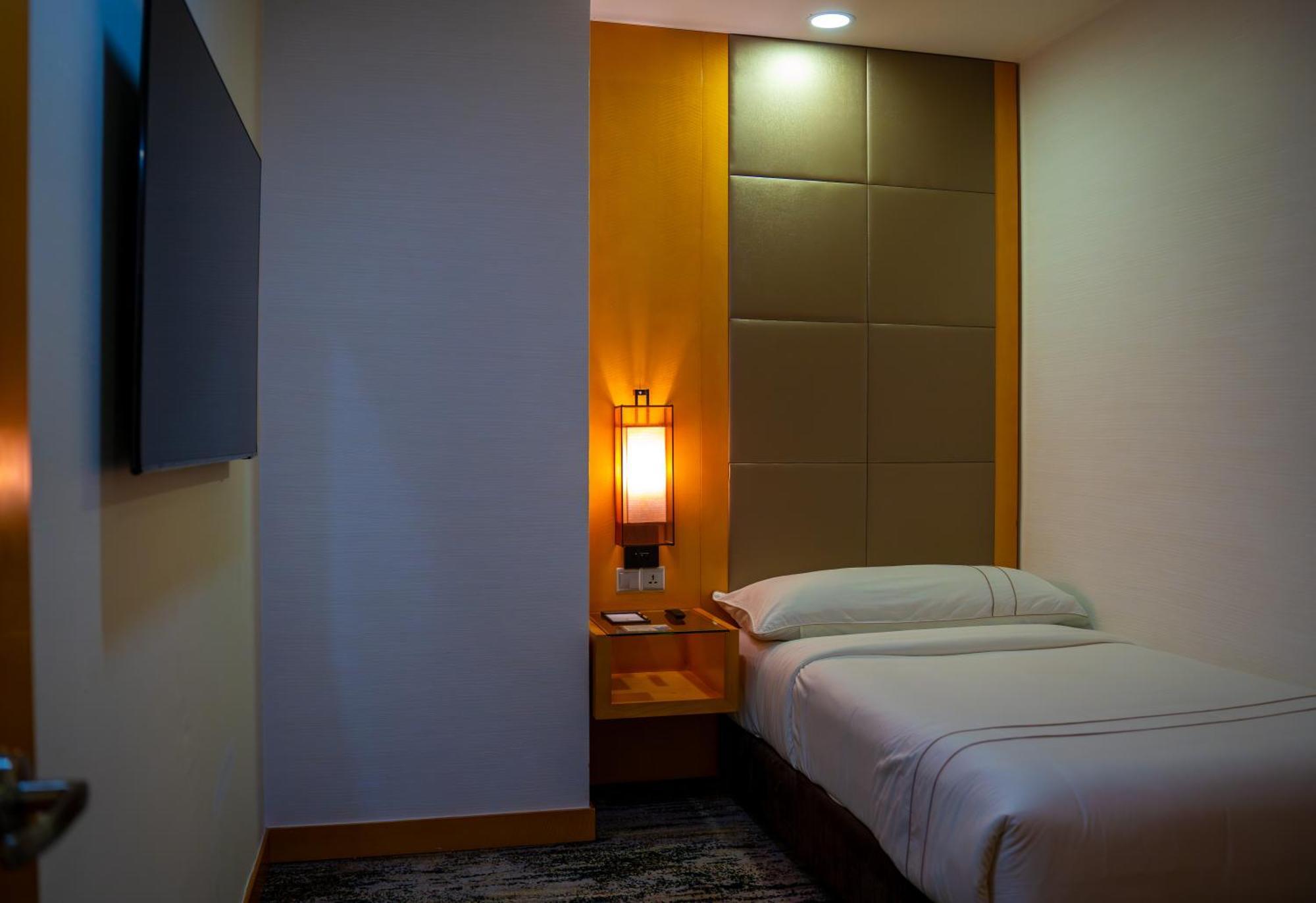 โรงแรมเดอะ วอเตอร์ฟรอนต์ กูชิง ภายนอก รูปภาพ A room at the hotel