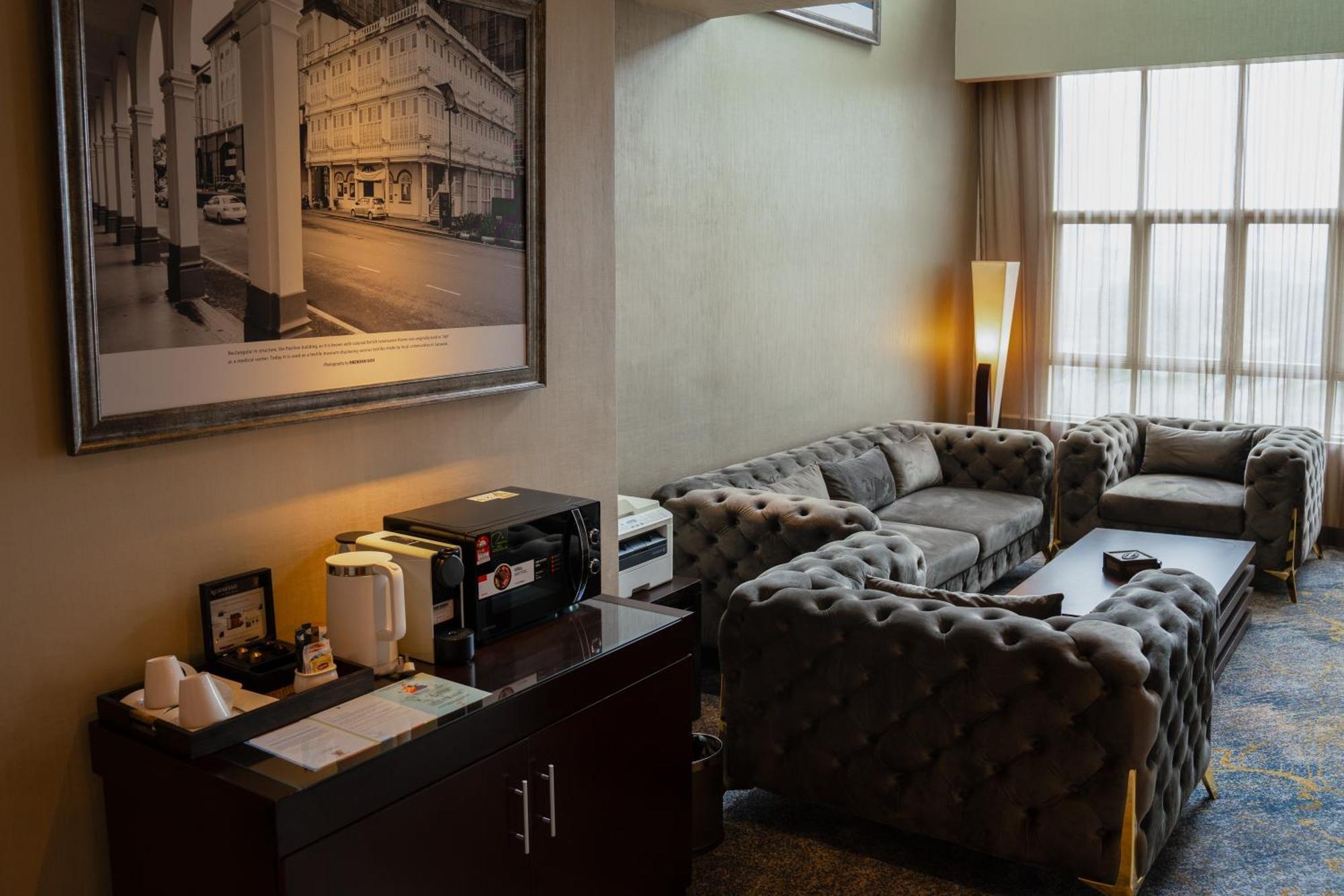 โรงแรมเดอะ วอเตอร์ฟรอนต์ กูชิง ภายนอก รูปภาพ The lounge at the airport