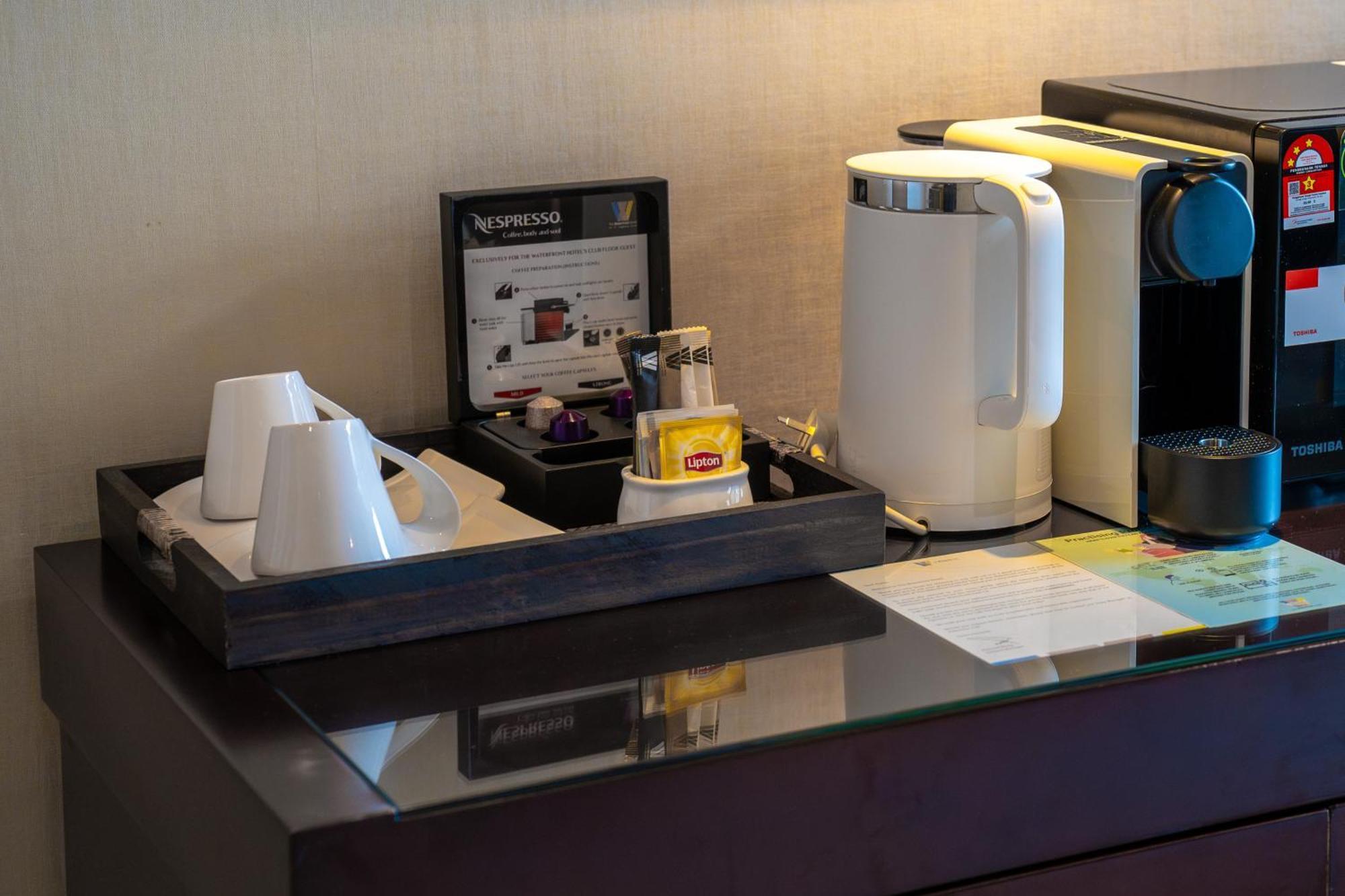 โรงแรมเดอะ วอเตอร์ฟรอนต์ กูชิง ภายนอก รูปภาพ A Nespresso coffee machine in a hotel room