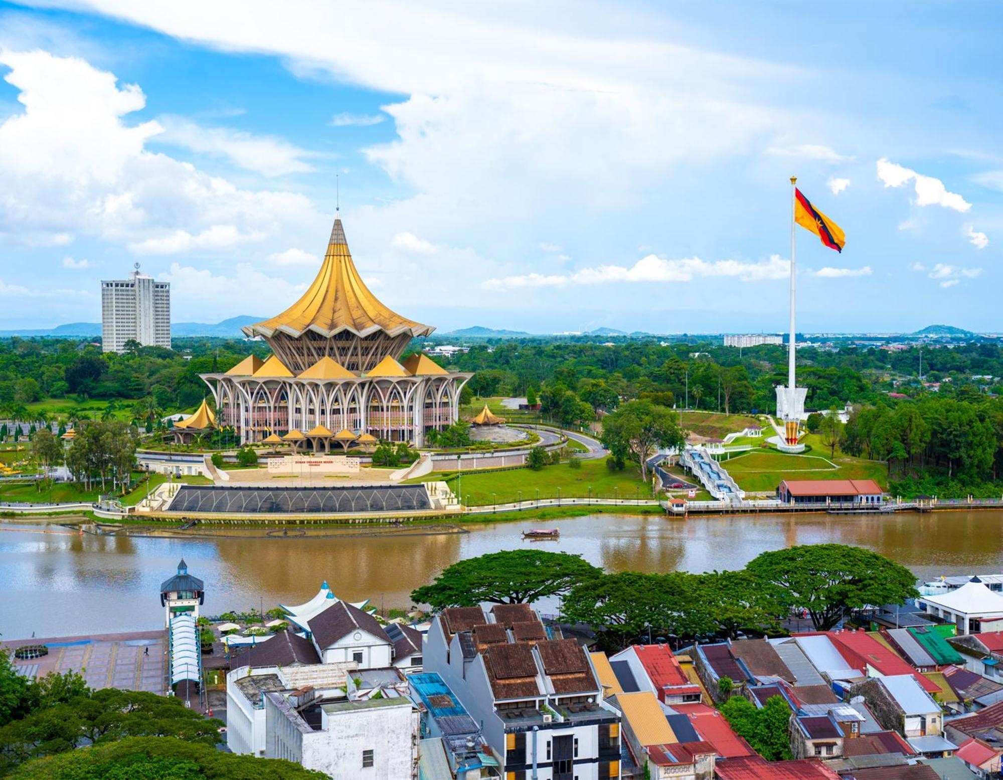 โรงแรมเดอะ วอเตอร์ฟรอนต์ กูชิง ภายนอก รูปภาพ The Sarawak State Legislative Assembly building in Kuching.