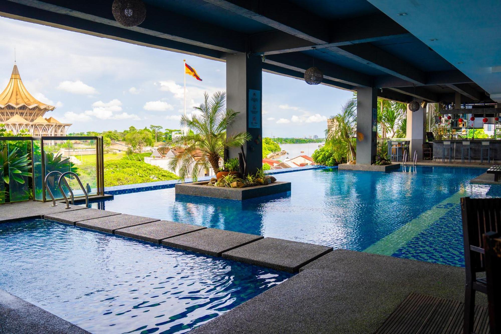 โรงแรมเดอะ วอเตอร์ฟรอนต์ กูชิง ภายนอก รูปภาพ Infinity pool at the hotel
