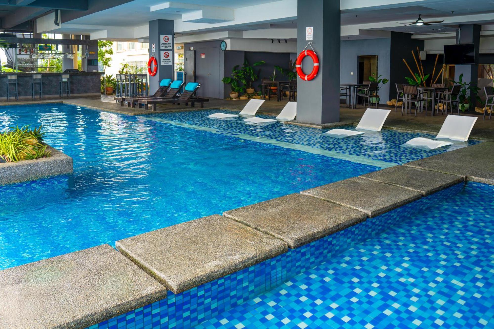 โรงแรมเดอะ วอเตอร์ฟรอนต์ กูชิง ภายนอก รูปภาพ Swimming pool at the hotel