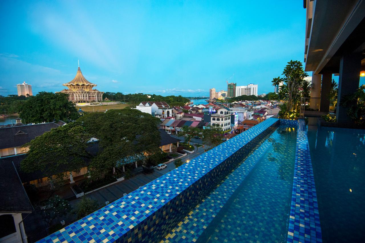 โรงแรมเดอะ วอเตอร์ฟรอนต์ กูชิง ภายนอก รูปภาพ View of the Sultan Omar Ali Saiffuddin Mosque from the pool deck of the hotel