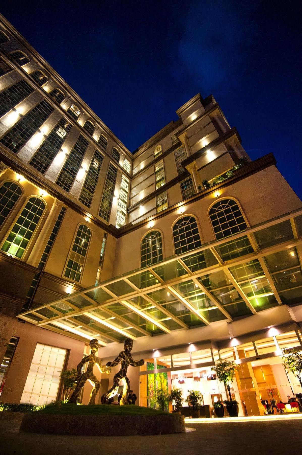 โรงแรมเดอะ วอเตอร์ฟรอนต์ กูชิง ภายนอก รูปภาพ The hotel's facade