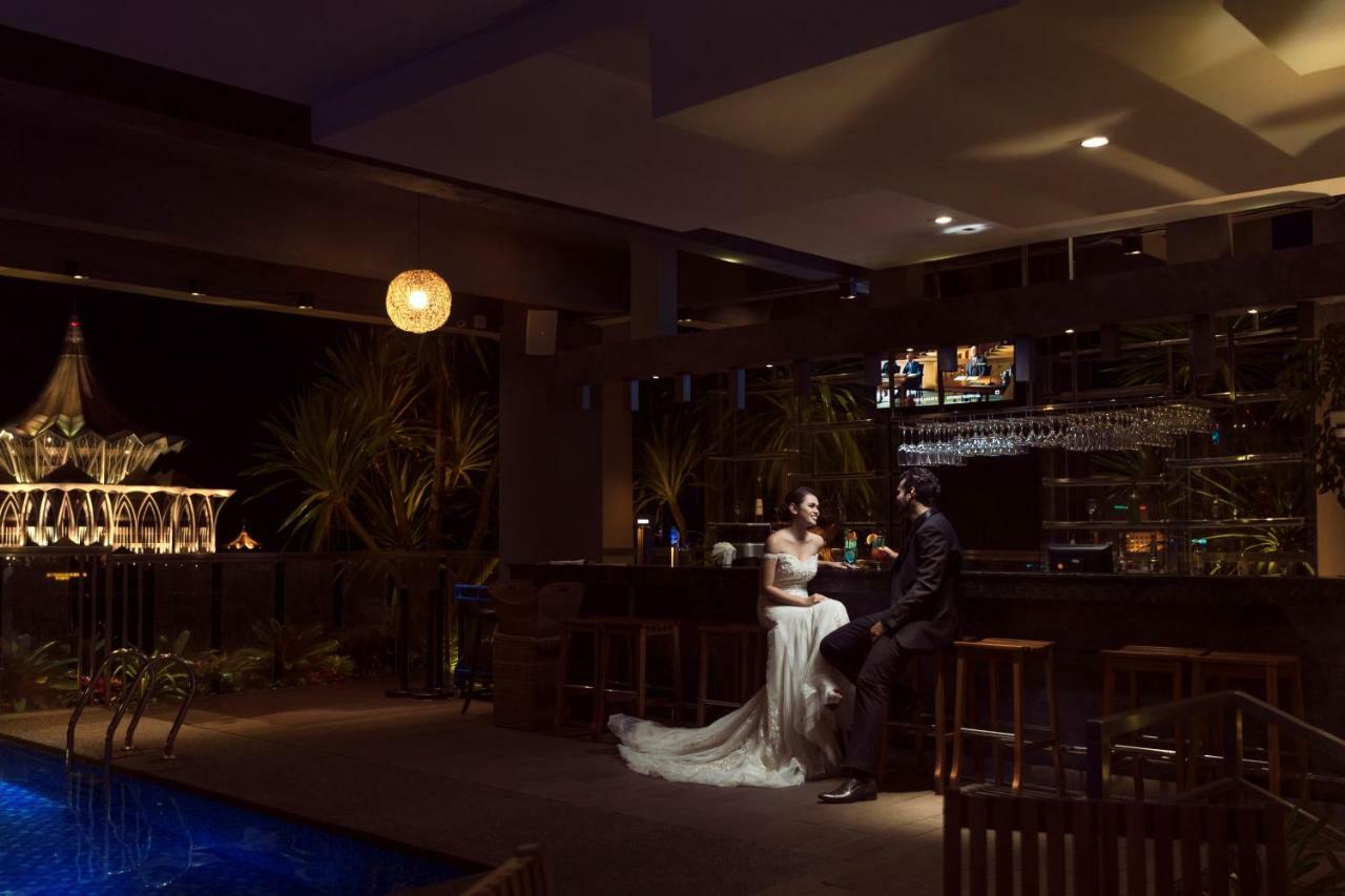 โรงแรมเดอะ วอเตอร์ฟรอนต์ กูชิง ภายนอก รูปภาพ The bar at the hotel
