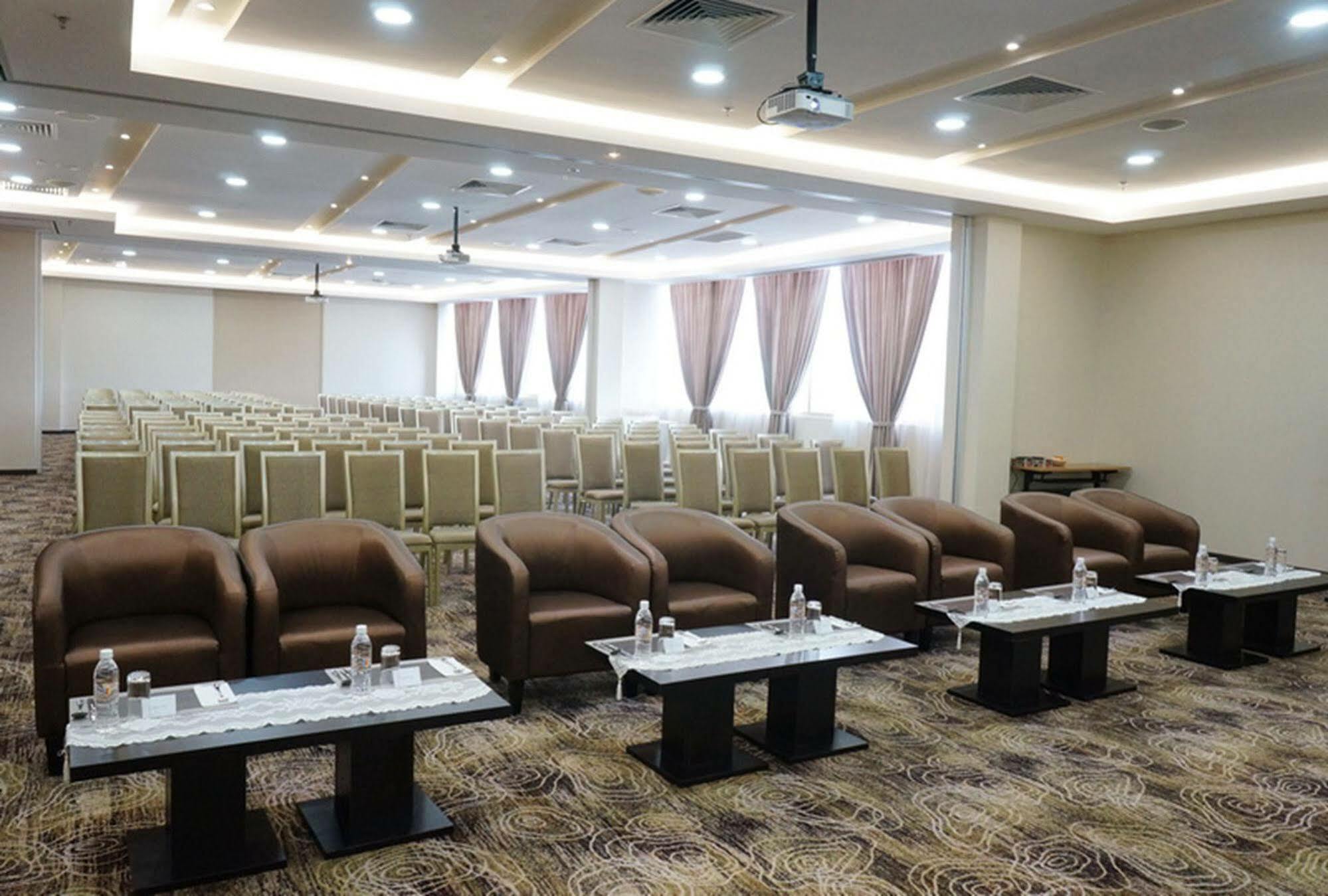 โรงแรมเดอะ วอเตอร์ฟรอนต์ กูชิง ภายนอก รูปภาพ Meeting room