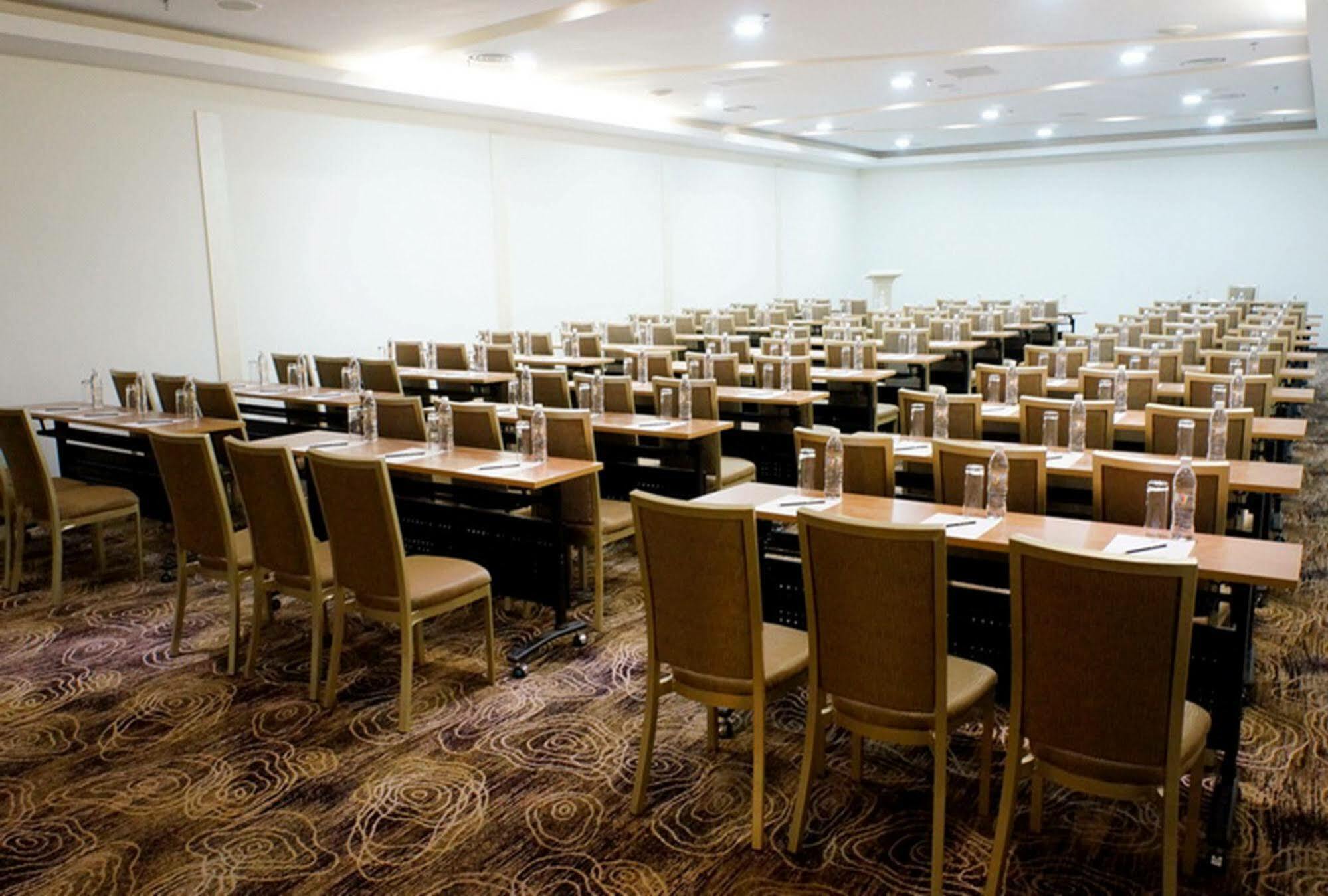 โรงแรมเดอะ วอเตอร์ฟรอนต์ กูชิง ภายนอก รูปภาพ A typical conference room